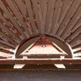 Dalla fine del XVIII secolo l�emblema fu per� adottato dalla Massoneria, diventando un segno di appartenenza a una loggia o anche di presenza di una loggia in un dato edificio